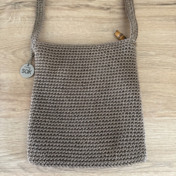 The Sak Crochet Crossbody Bag Taupe Woven Small Purse Bamboo Toggle Boho Y2K 8x7 - Picture 2 of 8